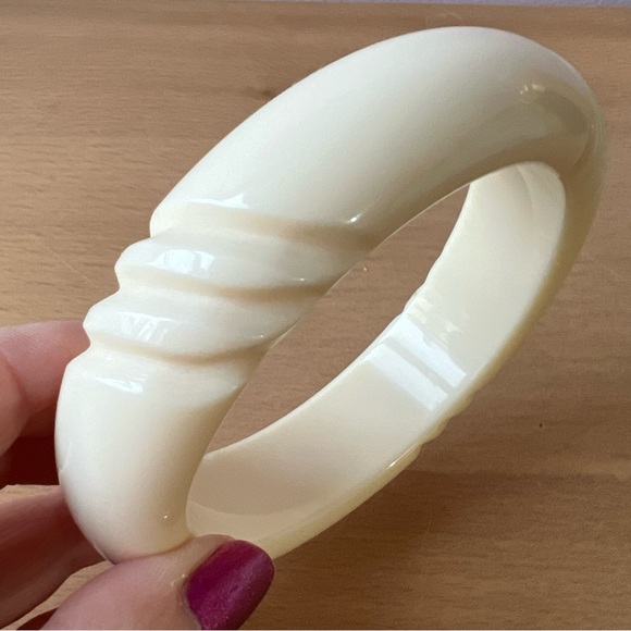 VINTAGE RETRO VANILLA CREAM CARVED CELLULOID PLASTIC WIDE THICK BANGLE BRACELET - Picture 2 of 16
